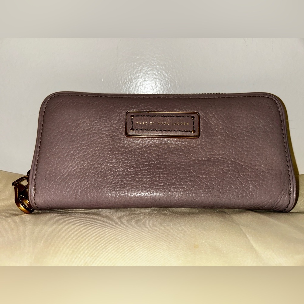 Clean Vintage Marc by Marc Jacobs Q
Slim Zip Around Wallet